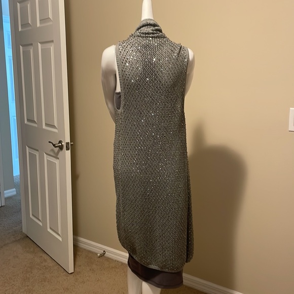 ALICE + OLIVIA FIULLY EMBELLISHED ASYMMETRICAL SLEEVELESS SWEATER WRAP NWOT M - Picture 8 of 16